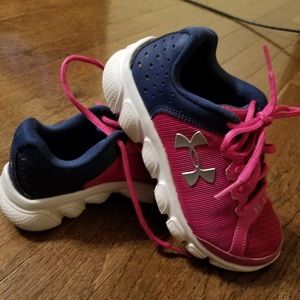 NWOT Girls Under Armour tennis shoes size 13.5